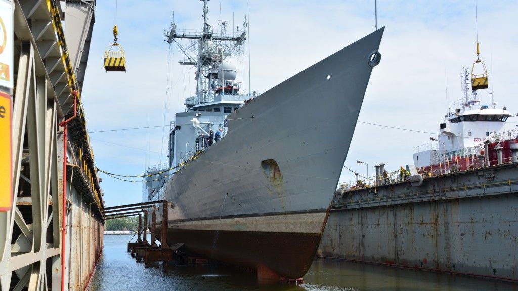 Fregata OPR „Gen. K. Pułaski” na suchym doku w Stoczni Remontowej „Nauta” – fot. Nauta