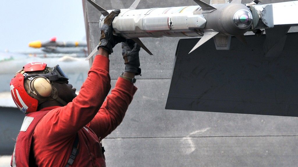 Pocisk powietrze – powietrze AIM-9X Sidewinder podwieszony pod samolotem F/A-18F Super Hornet. Fot. Seaman Apprentice Rachel Hatch/US Navy.
