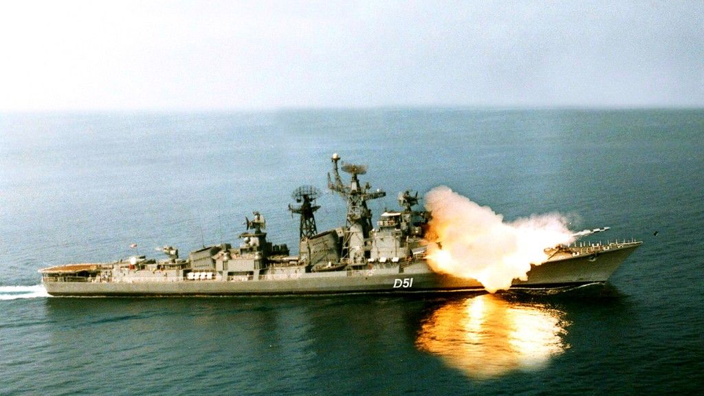 Podczas strzelania z okrętu INS Kolkata testowano między innymi działanie pionowych wyrzutni rakietowych. Na zdjęciu odpalenie  pocisku BrahMos z niszczyciela INS Rajput. Fot. Indian Navy/Wikimedia Commons.