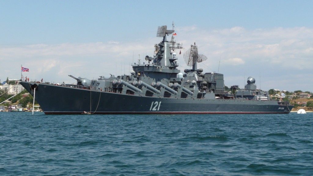 Krążownik „Moskwa” ma silne uzbrojenie rakietowe ale brakuje na nim efektywnego systemu wskazywania celów – fot. ru.mil