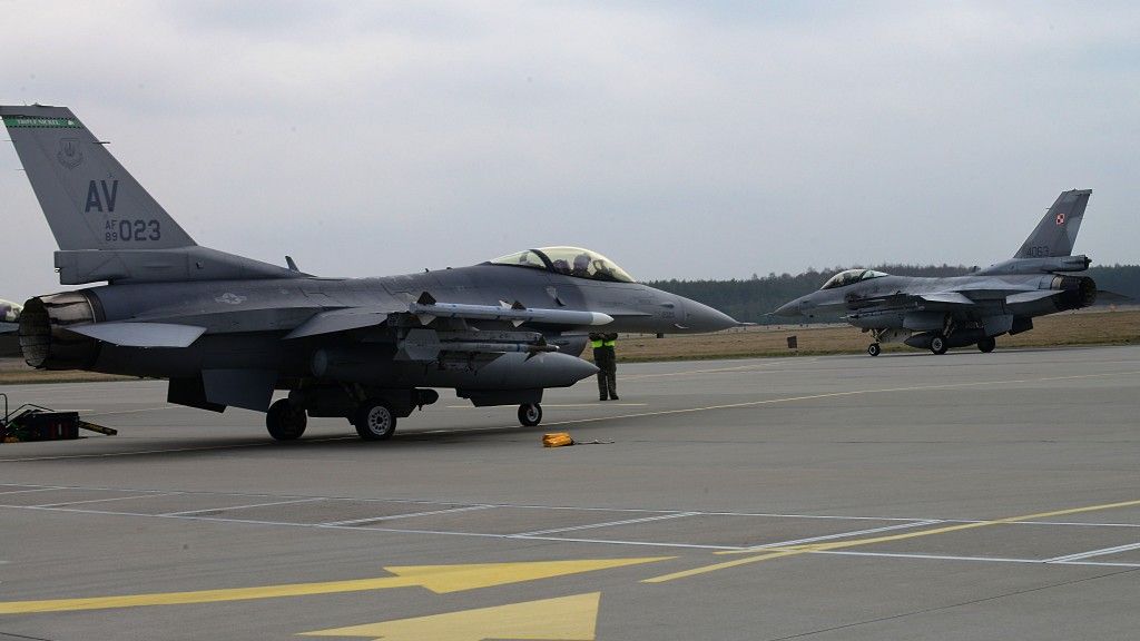 Amerykańskie F-16 pozostaną w Łasku do końca bieżącego roku, a współpraca sił powietrznych Polski i Stanów Zjednoczonych zostanie zacieśniona. Fot. Airman 1st Class Ryan Conroy/USAF.
