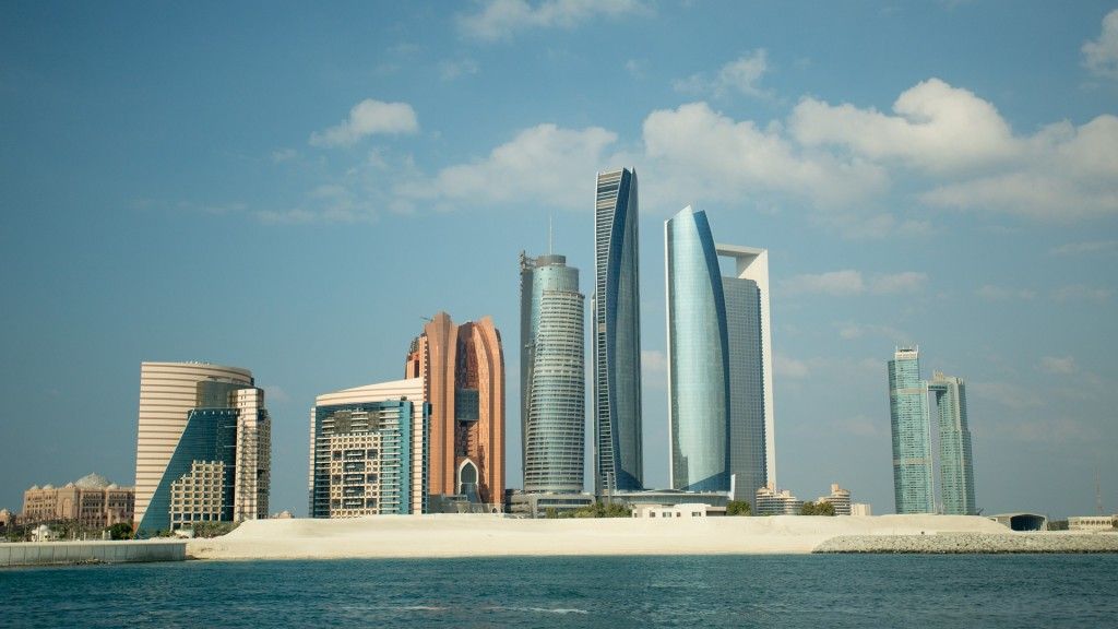 Widok na nabrzeże stolicy Zjednoczonych Emiratów Arabskich – Abu Zabi. Fot. Domena publiczna
