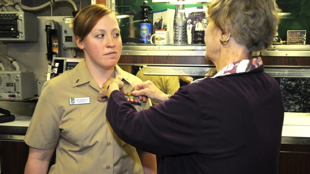 Porucznik Laura Manrtindale z USS „Maine” otrzymuje odznakę amerykańskich podwodniaków - „delfiny”, jako jedna z pierwszych kobiet dopuszczonych do służby na okrętach podwodnych – fot. US Navy