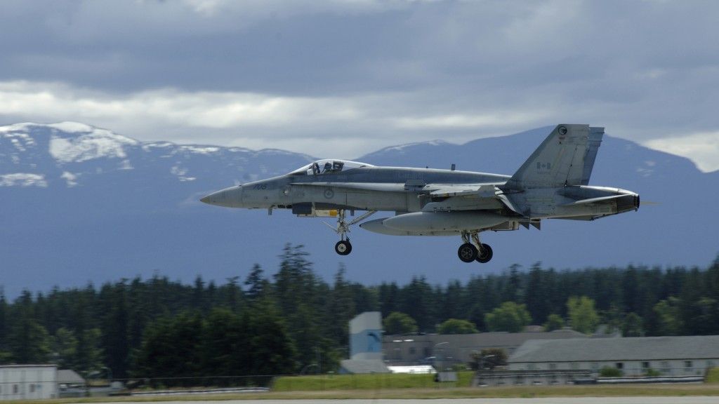 Następcy kanadyjskich myśliwców CF-18 Hornet trafią do służby najprawdopodobniej dopiero w latach 2026 - 2035. Fot. Private Owen W. Budge, 19 Wing Comox/CF/NORAD.