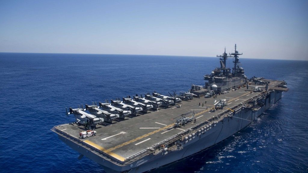 Okręt desantowy – dok USS „Wasp” na Morzu Śródziemnym 15 sierpnia 2016 r. Na zdjęcie widoczny jeden przygotowany do startu śmigłowiec bojowy AH-1W Cobra. Fot. US Navy
