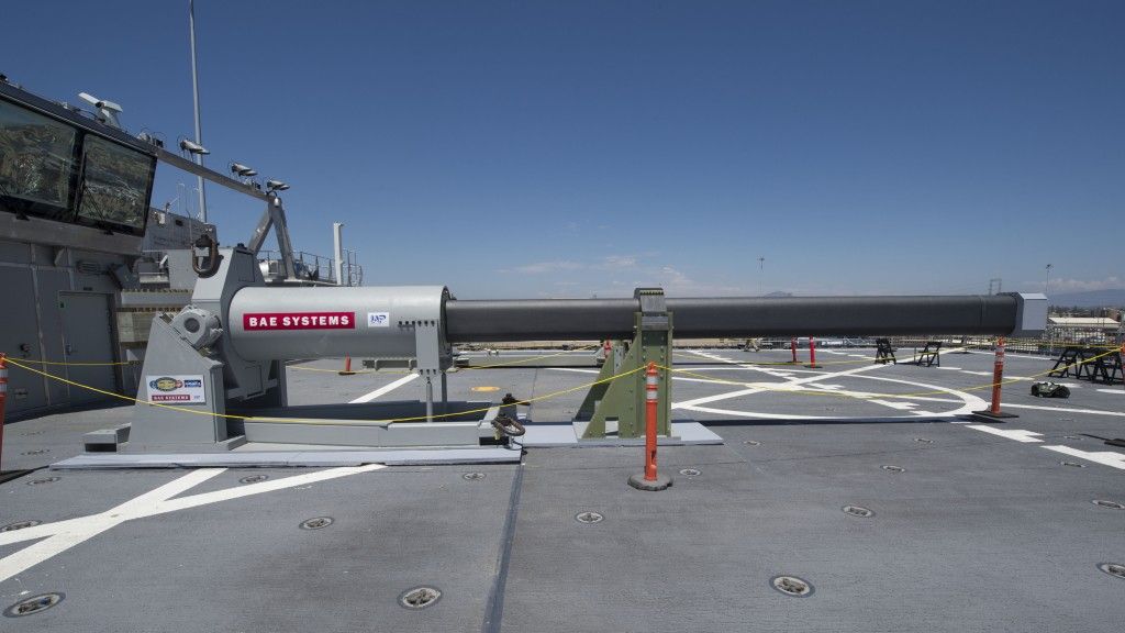 Jeden z dwóch prototypów działa elektromagnetycznego zamontowany na USS „Millinocket”. Fot. US Navy