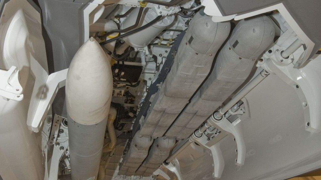 Rakieta AMRAAM i bomby SDB w komorze uzbrojenia samolotu F-35 – fot. Raytheon