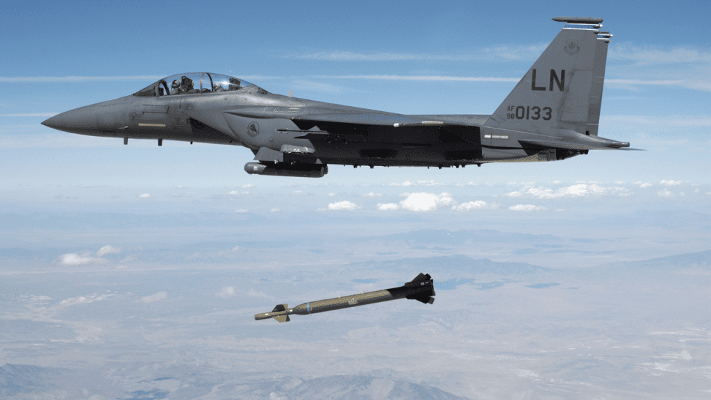 Myśliwiec F-15E Strike Eagle zrzucający bombę GBU-28. Fot. TSgt Michael Ammons/USAF via Wikipedia.