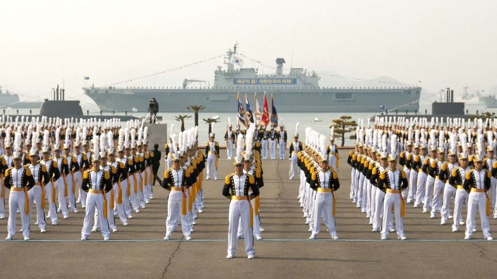 Kadeci akademii morskiej Południowej Korei– fot. US Navy