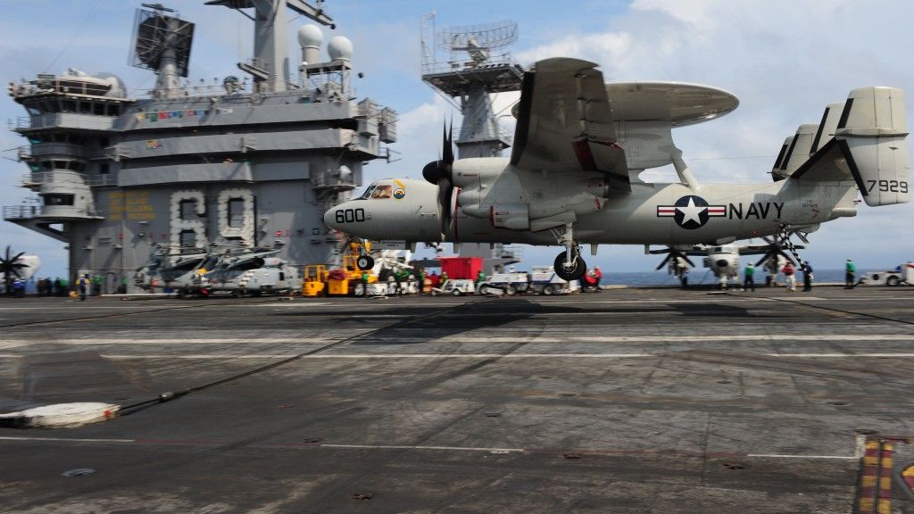 Lądowanie samolotu E-2D Hawkeye na lotniskowcu USS „Dwight D. Eisenhower”. Fot. US Navy