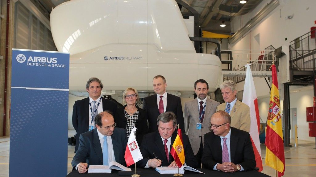 Podpisanie umowy z udziałem Jana Woźniaka, przedstawiciela Urzędu Zamówień Publicznych oraz reprezentantów Airbus Defence and Space. Fot. Airbus