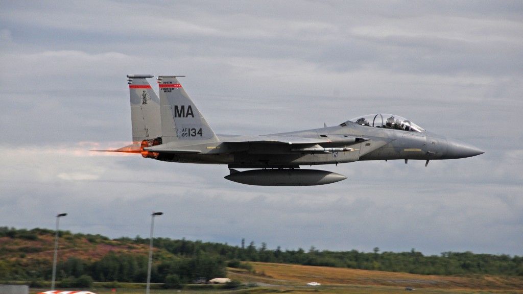 Myśliwiec F-15D należący do Gwardii Narodowej stanu Massachusetts. Podobna maszyna rozbiła się w Wielkiej Brytanii. Fot. Tech. Sgt. Anthony Mutti/USAF.