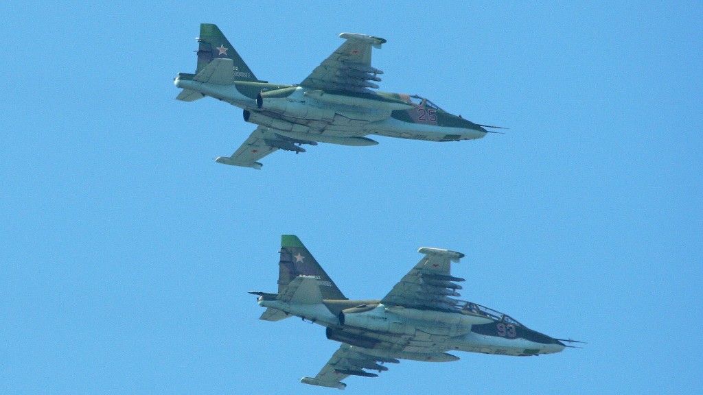 Do Iraku trafiły pierwsze samoloty Su-25, zakupione w Rosji. Na zdjęciu maszyny typu Su-25SM i Su-25UB rosyjskich sił powietrznych. Fot. Alan Wilson/flickr/CC-BY-SA 2.0.