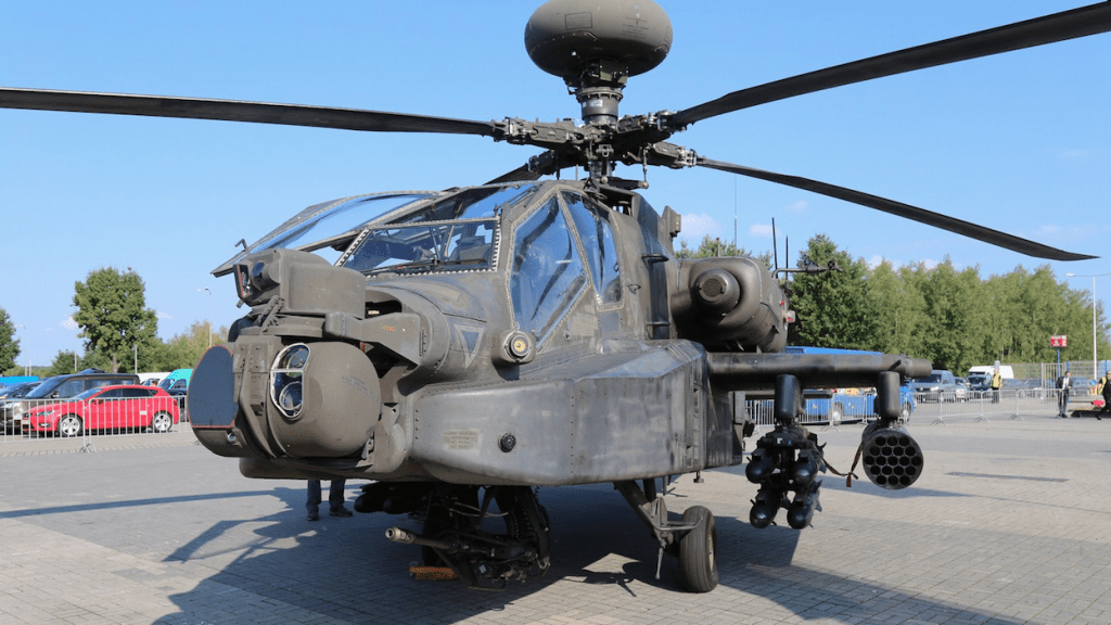Amerykański śmigłowiec AH-64 Apache wraz z radarem Longbow prezentowany na MSPO w 2016 r. Fot. Defence24.pl