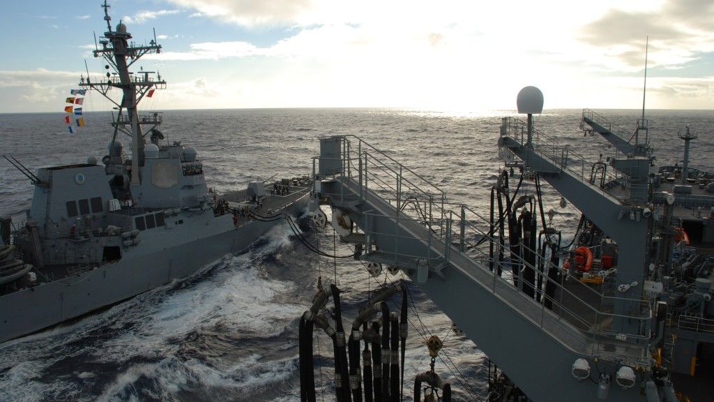 Tankowanie biopaliwa z okrętu zabezpieczenia USNS „Henry J Kaiser” na niszczyciel USS „Chung-Hoon” – fot. US Navy
