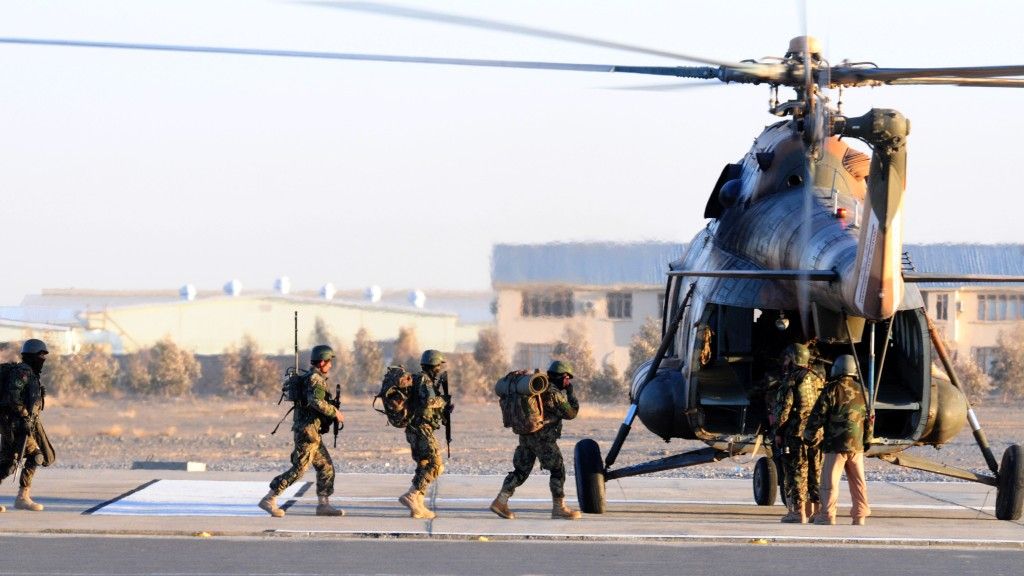 Afgańscy żołnierze podczas załadunku na pokład śmigłowca Mi-17 na lotnisku Kandahar – fot. Daniel Schroeder/US Army