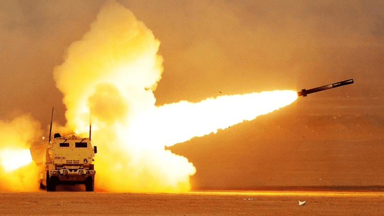 Odpalenie rakiety z systemu HIMARS. Fot. Sgt. Aaron Ellerman/US Army.