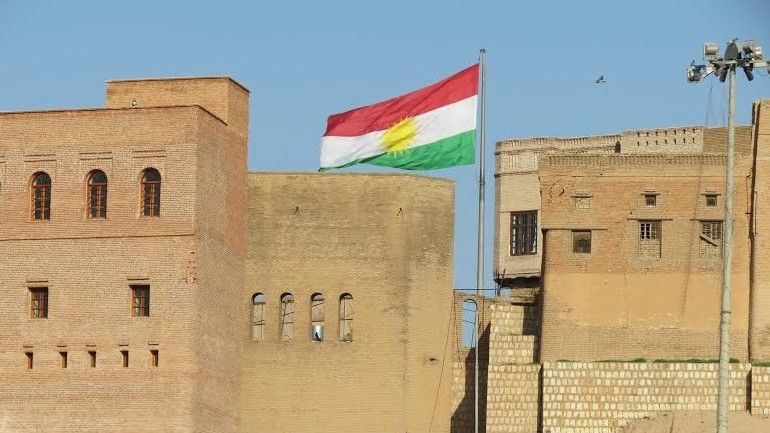 Kurdyjska flaga nad Erbilem. Fot. Witold Repetowicz