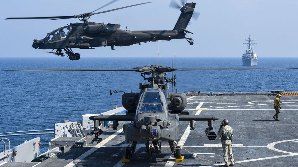 Amerykańskie wojska lądowe chcą przystosować swoje śmigłowce Apache do działań z okrętów – fot. US Army