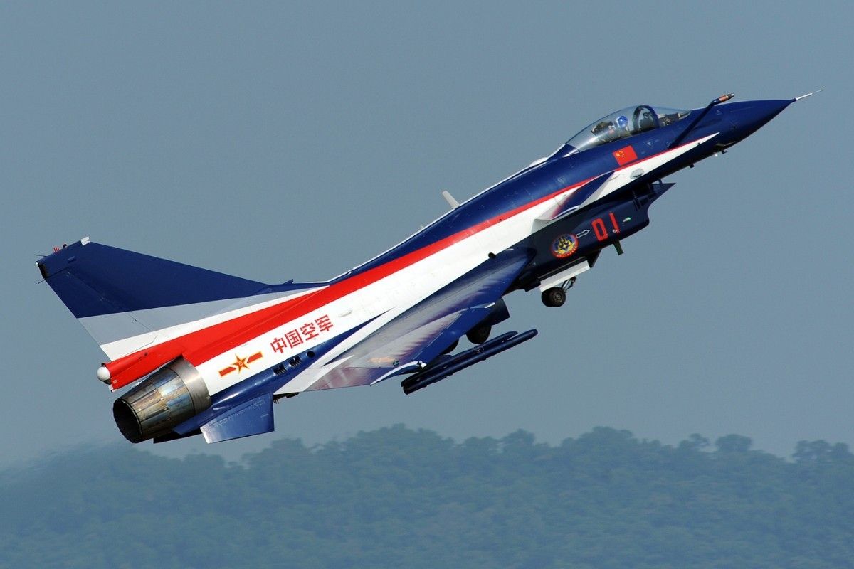 Skokowo zwiększane wydatki obronne pozwalają ChRL na dokonywanie zakupów nowego sprzętu i uzbrojenia, w tym coraz doskonalszych wersji samolotów J-10 i J-11. Fot. Peng Chen/Wikimedia Commons.