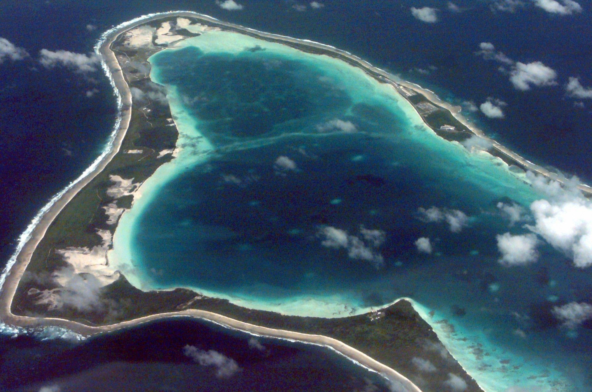 Nie bomby przeciwnika a zmiany klimatu mogą już niedługo spowodować zniknięcie pod wodą Wysp Marshalla i sławnej amerykańskiej bazy Diego Garcia – fot. USAF
