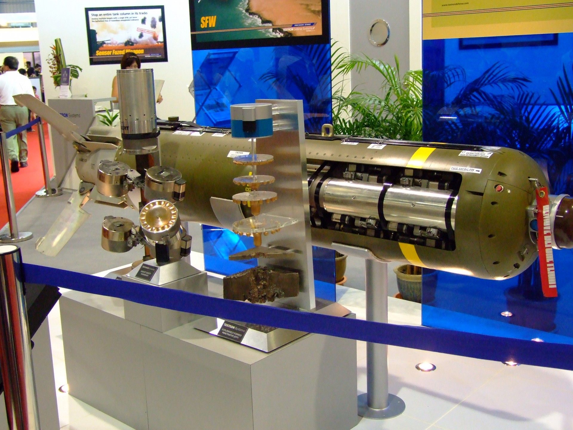 Republika Korei otrzyma bomby kasetowe typu Sensor Fuzed Weapon, przenoszące subamunicję precyzyjną. Według producenta, są one w stanie razić cele na powierzchni ponad 120  tysięcy metrów kwadratowych. Fot. Texcoco/Wikimedia Commons.