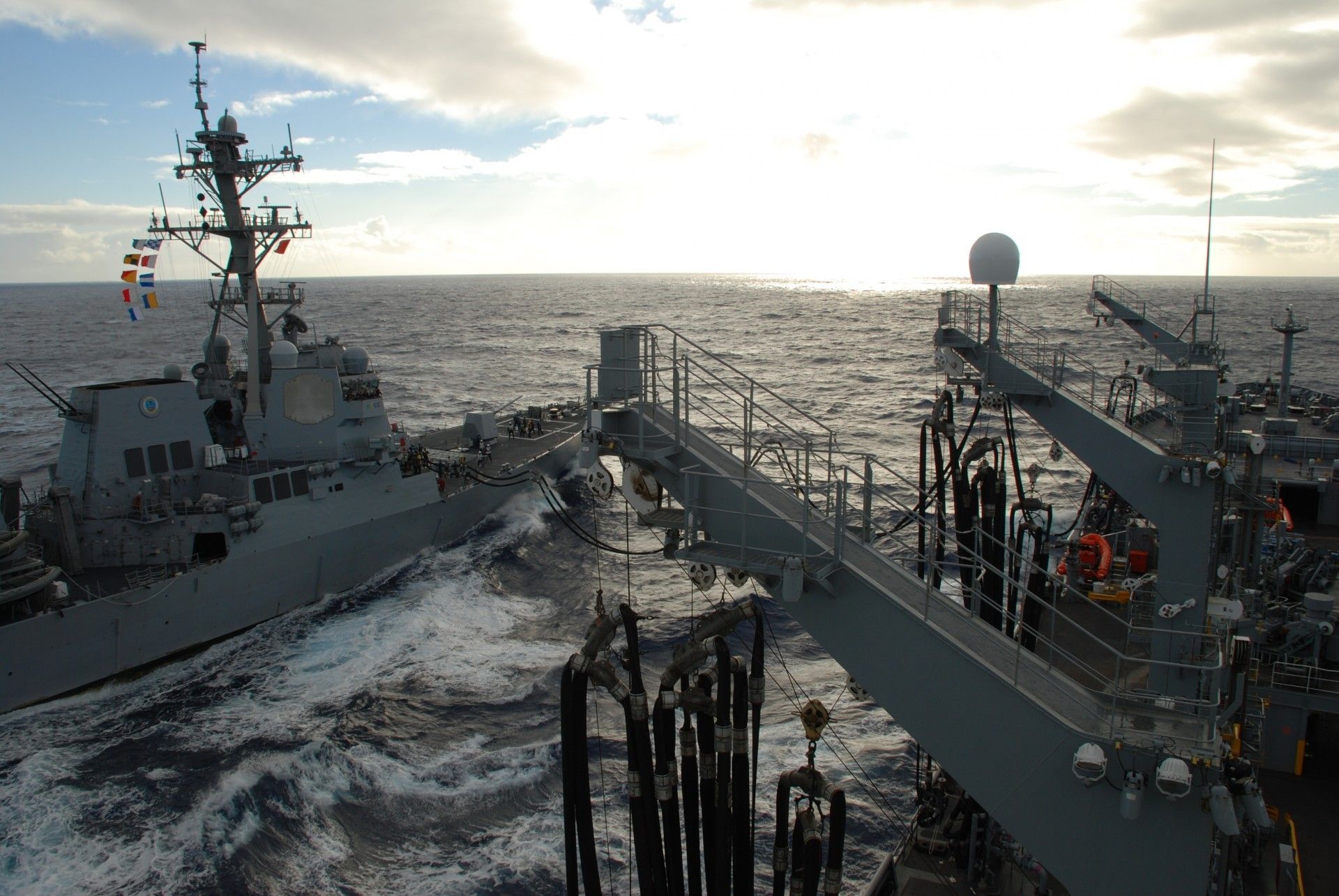 Tankowanie biopaliwa z okrętu zabezpieczenia USNS „Henry J Kaiser” na niszczyciel USS „Chung-Hoon” – fot. US Navy