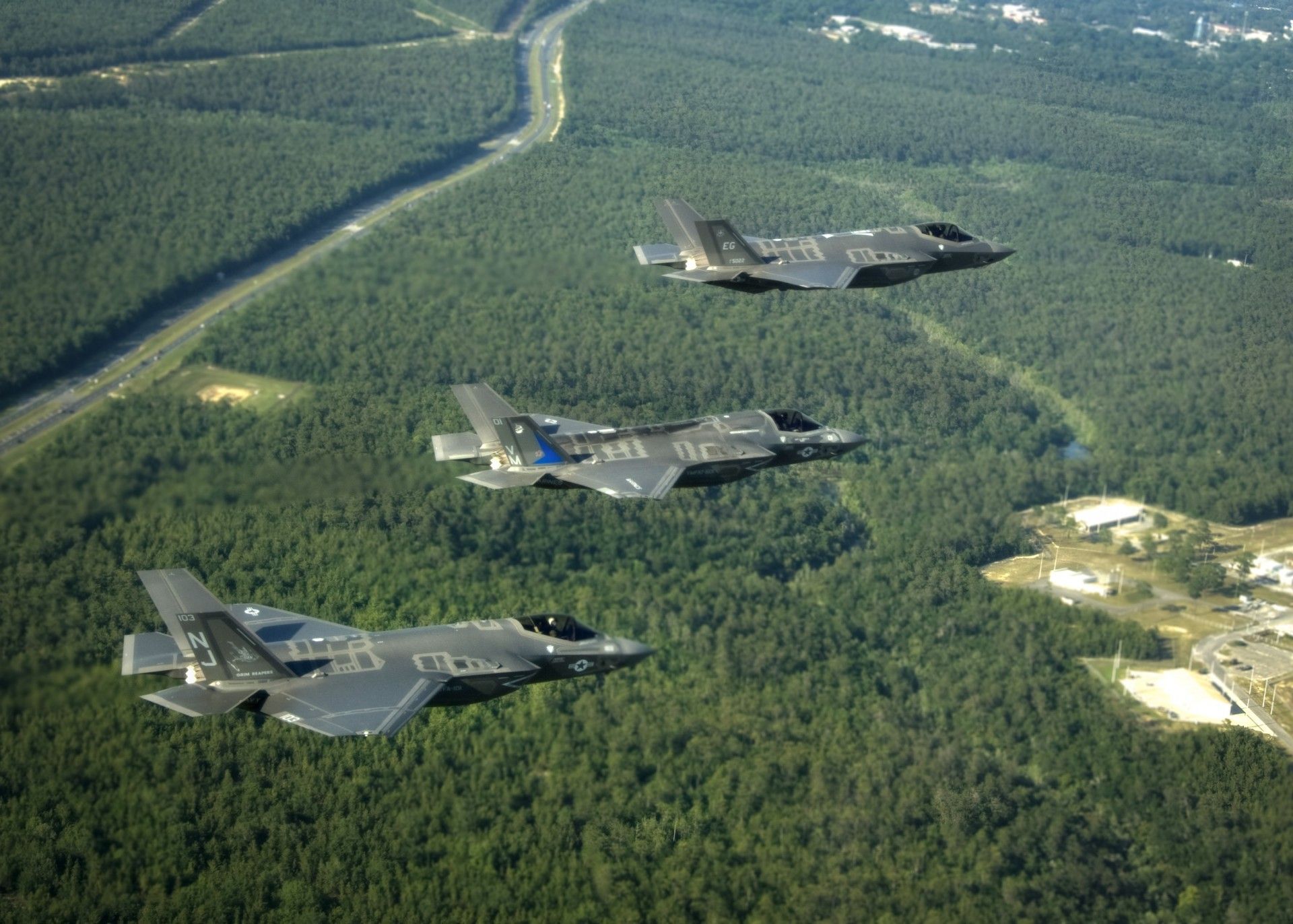 58. Eskadra Myśliwska USAF to pierwsza jednostka w USAF, w pełni wyposażona w myśliwce nowej generacji typu F-35. Na zdjęciu samoloty F-35A, F-35B i F-35C w locie w pobliżu bazy Eglin, gdzie stacjonuje 58. Eskadra Fot. Staff Sgt. Katerina Slivinske/USAF.