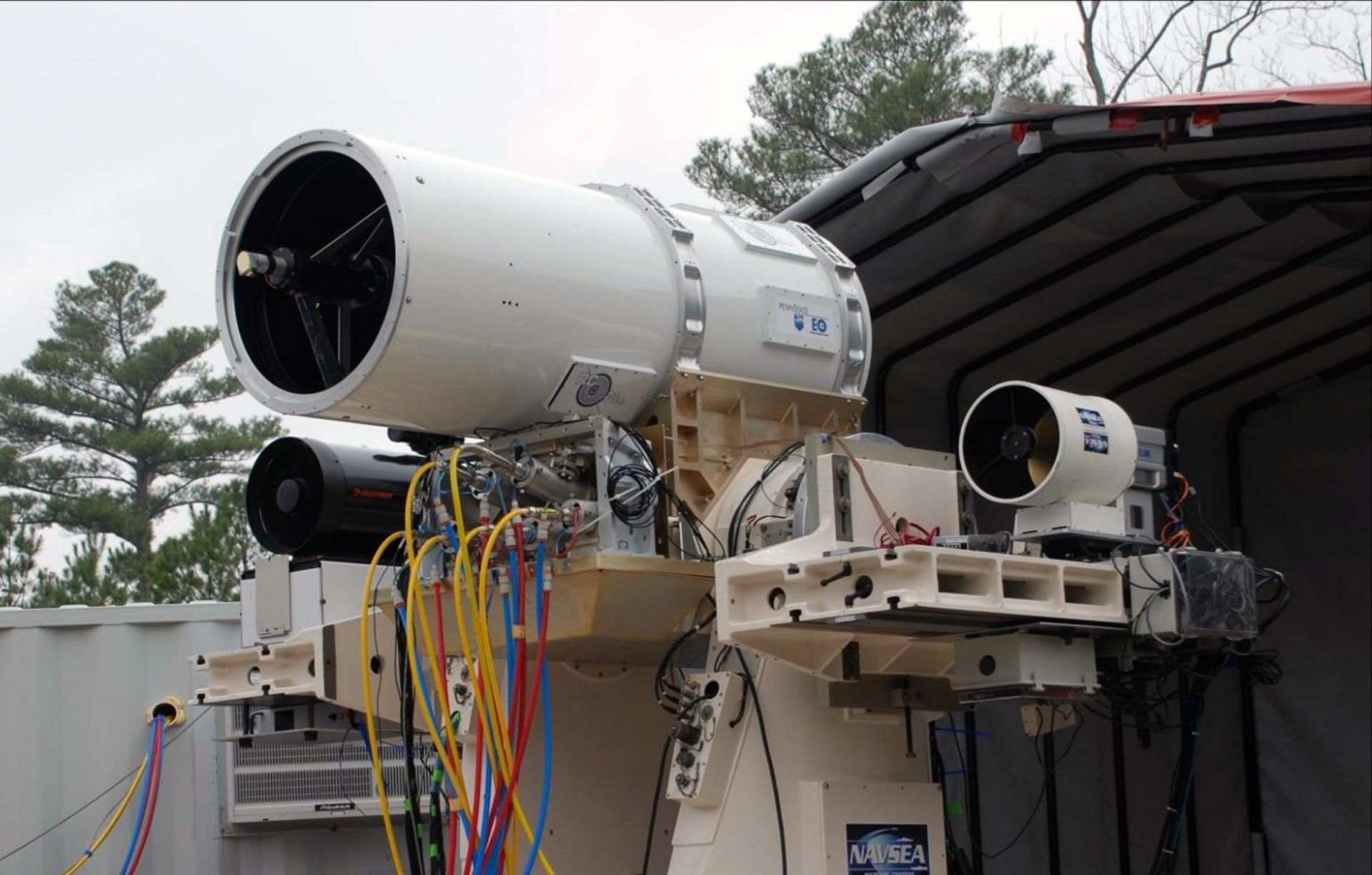 Amerykańska Piechota Morska chce zamontować broń laserową do zwalczania dronów na swoich pojazdach – fot. US Navy
