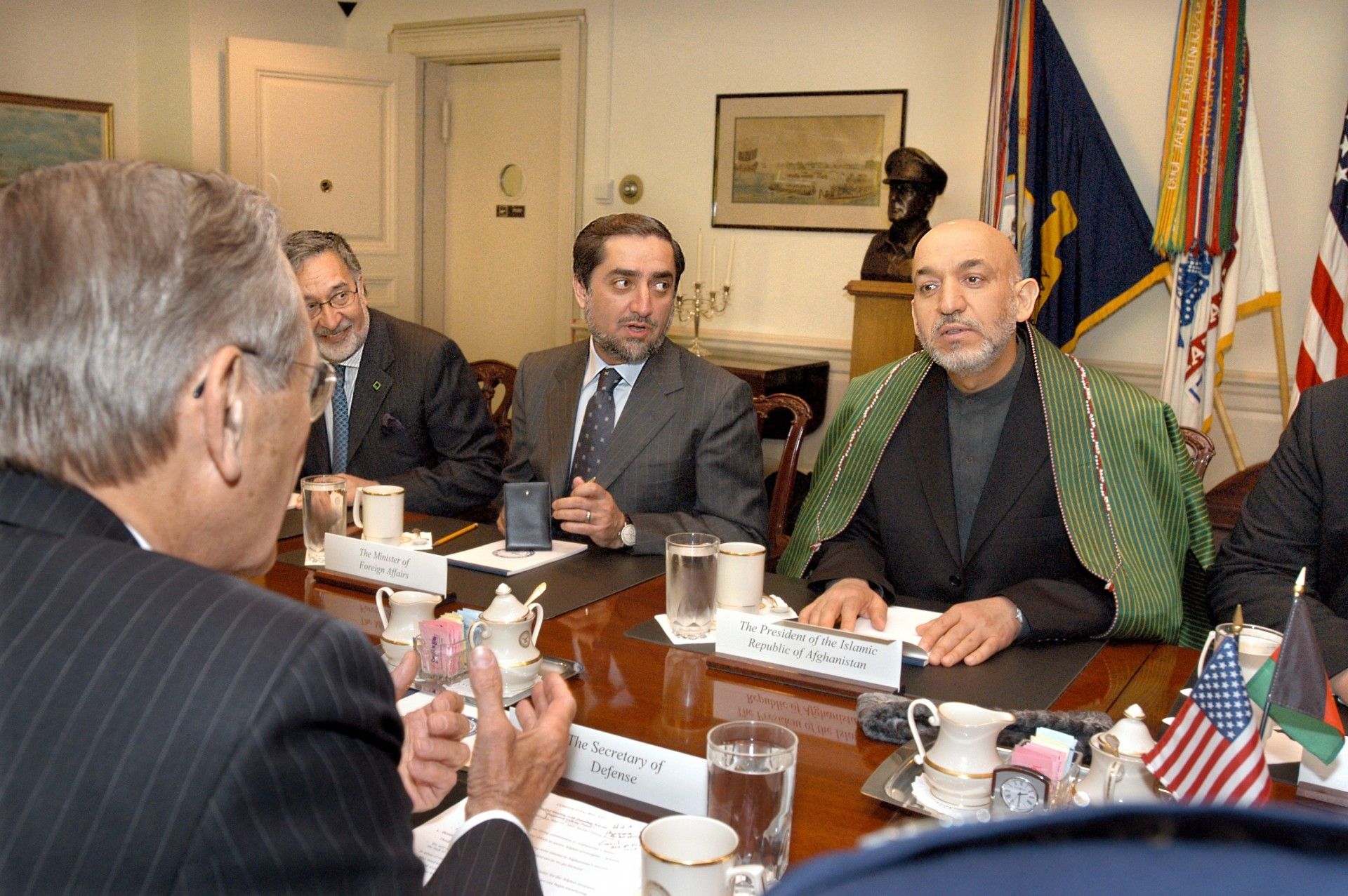 Obecny prezydent Afganistanu Hamid Karzaj oraz jeden z kandydatów biorących udział w drugiej turze wyborów prezydenckich Abdullah Abdullah w rozmowie z sekretarzem obrony USA Donaldem Rumsfeldem w 2005 roku. Fot. R.Ward/US DoD.