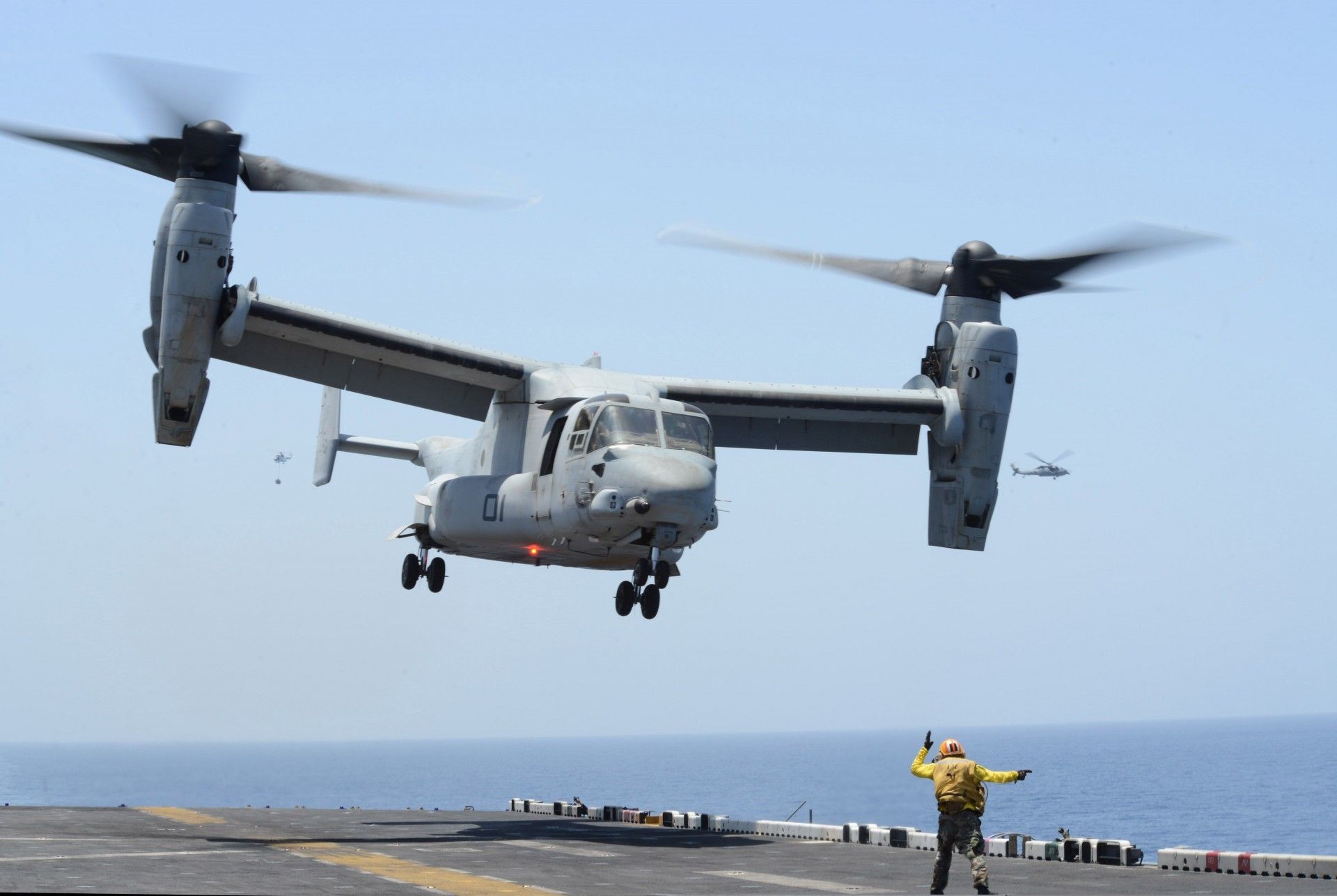 W rejon Zatoki Perskiej skierowano okręt desantowy wyposażony w zmiennopłaty MV-22 Osprey, co zwiększy możliwość przemieszczania personelu Stanów Zjednoczonych w regionie. Fot. Mass Communication Specialist 3rd Class Mark Hays/US Navy.
