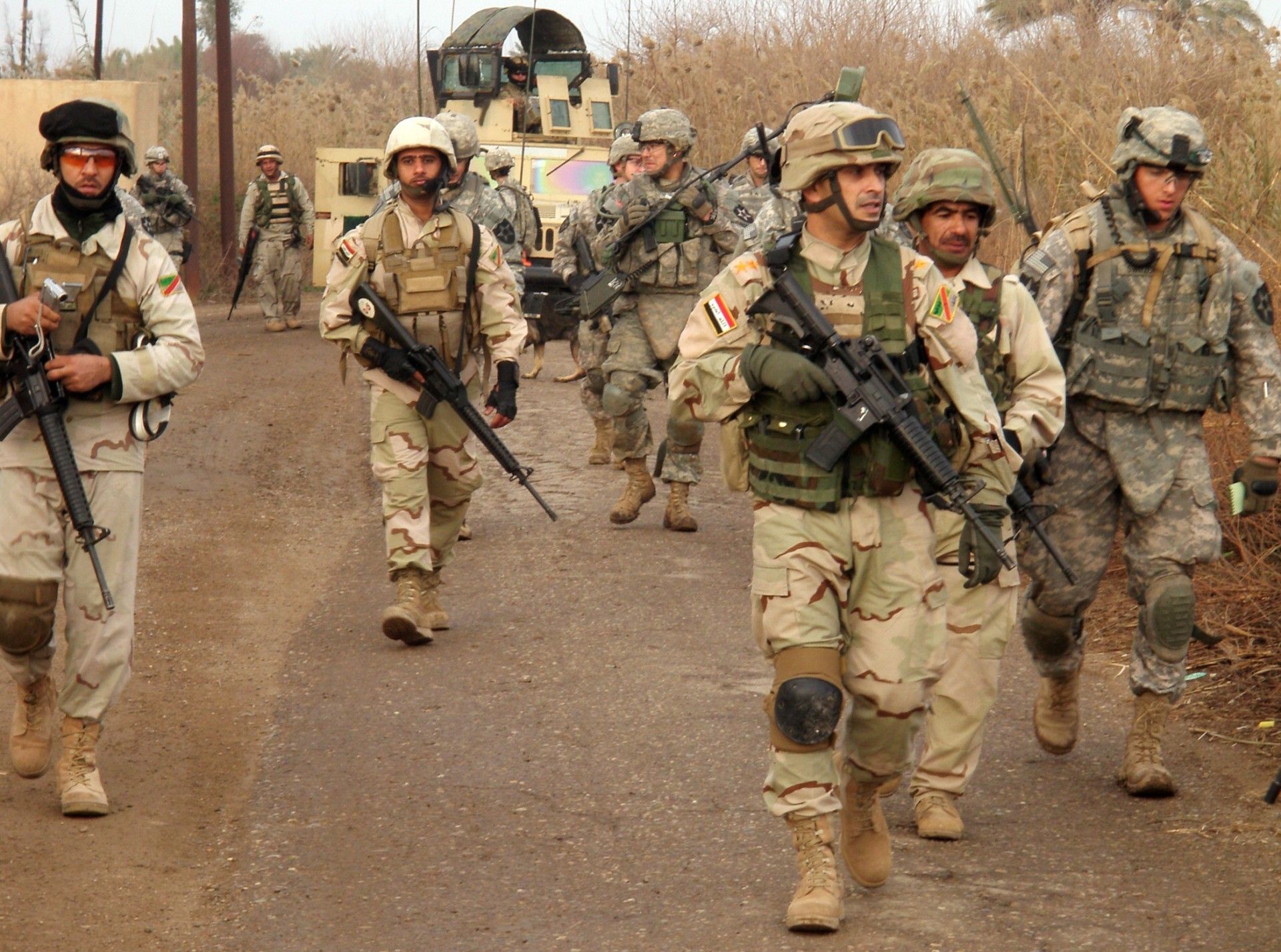 Amerykańscy żołnierze mają w założeniu wspierać siły irackie, nie biorąc bezpośredniego udziału w operacjach bojowych. Fot. Capt. David Franklin, 2nd Sqdn., 1st Cav. Reg., UPAR, USD-C/US Army.