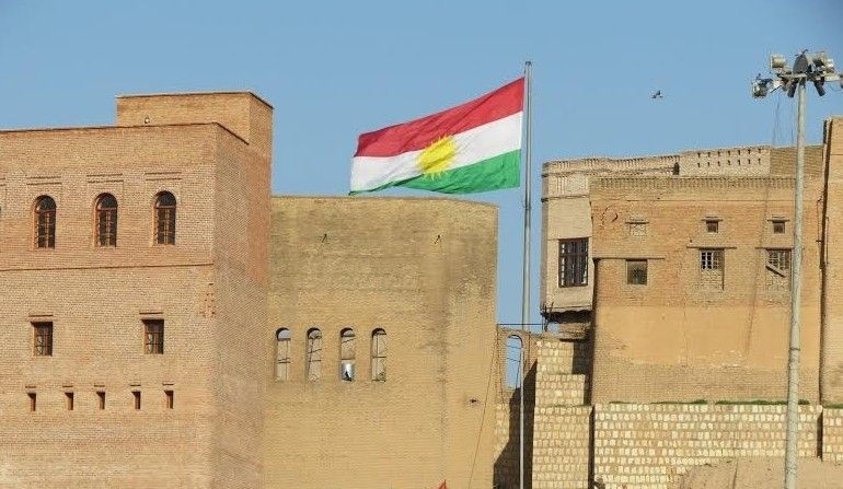 Kurdyjska flaga nad Erbilem. Fot. Witold Repetowicz