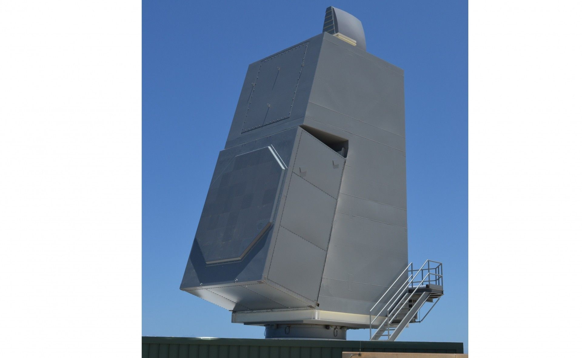 Render 3D przedstawiający projektowany radar SPY-6(V) zamontowany na pokładzie jednostki marynarki amerykańskiej. Ilustracja Raytheon.