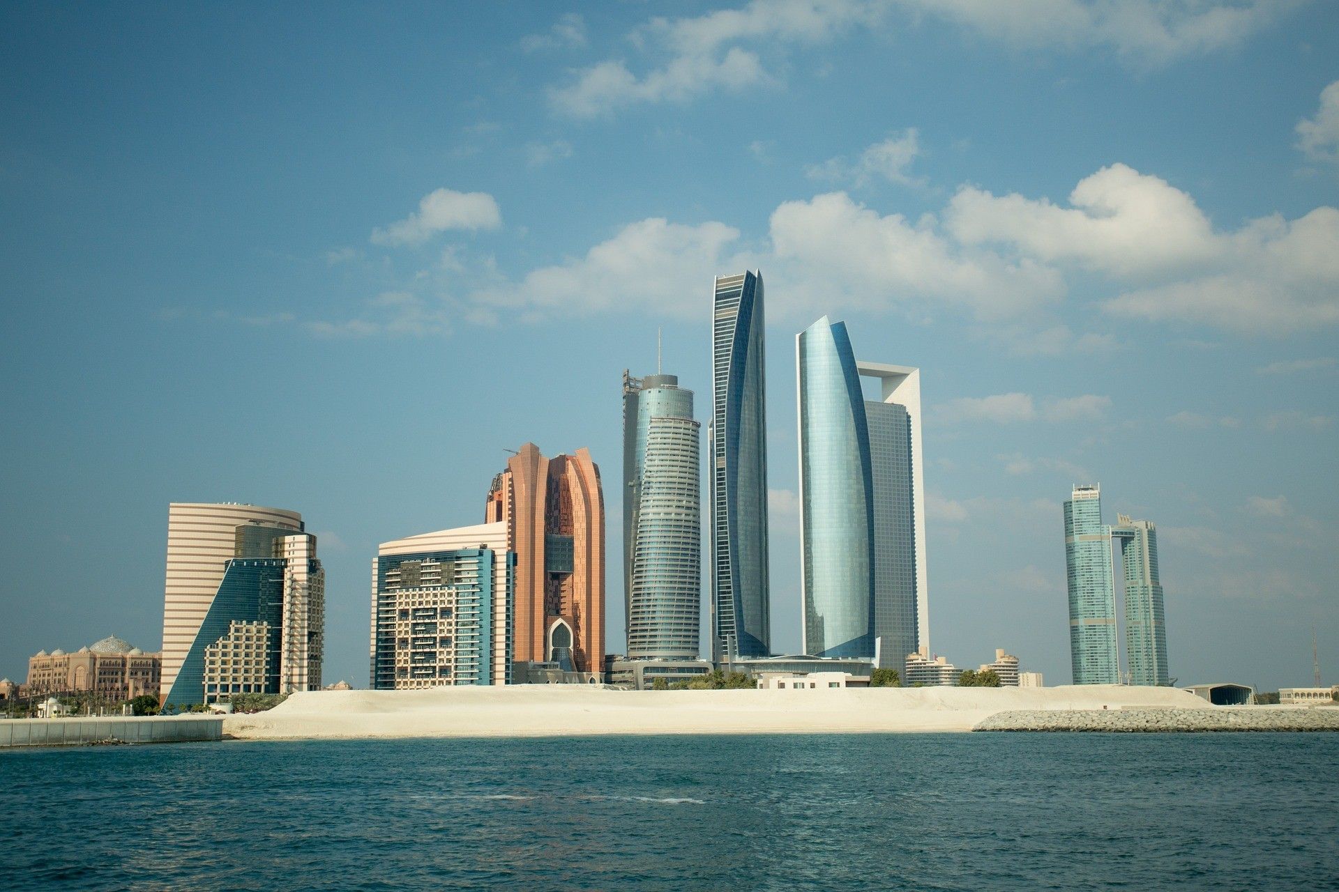Widok na nabrzeże stolicy Zjednoczonych Emiratów Arabskich – Abu Zabi. Fot. Domena publiczna