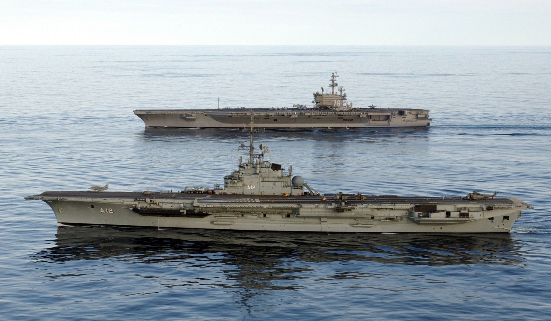 Lotniskowce BNS „São Paulo” (z przodu) i USS „Ronald Reagan” podczas współdziałania w czerwcu 2004 r. – fot. US Navy