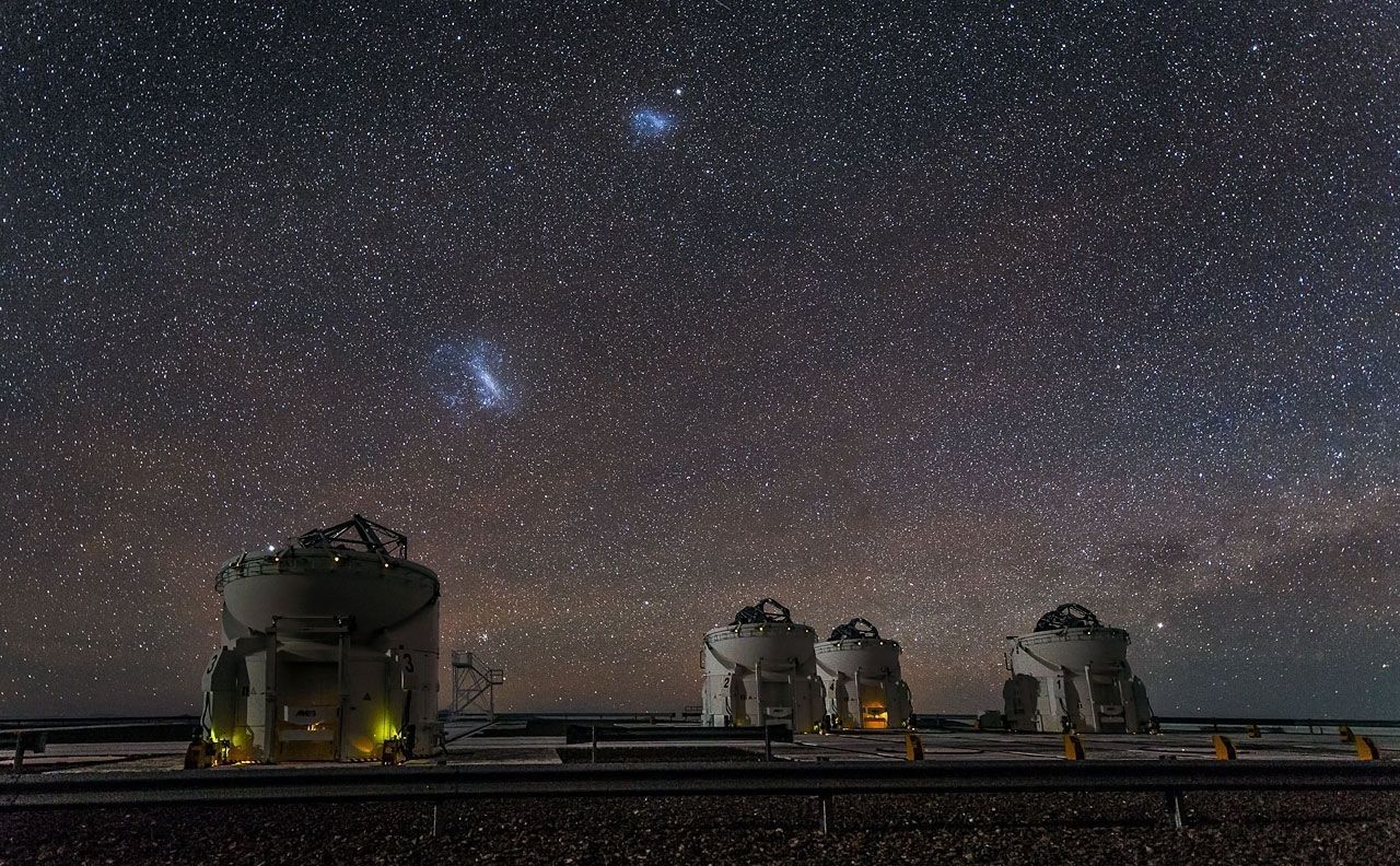Galaktyki Wielki i Mały Obłok Magellana widziane nad obserwatorium Paranal. Fot. ESO/J. Colosimo