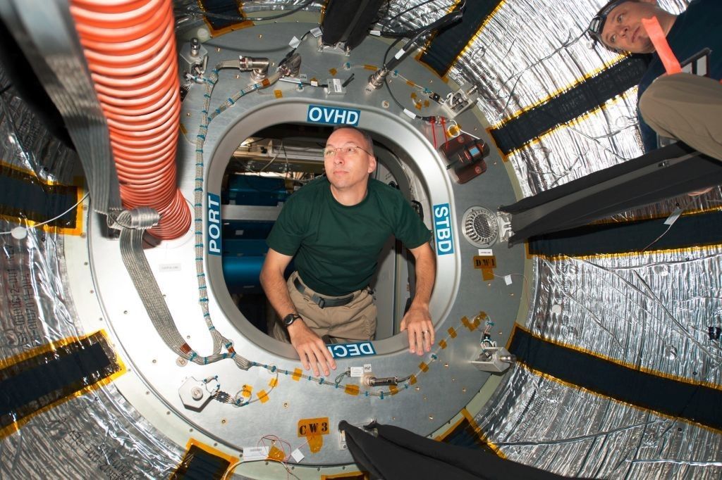Randy Bresnik zagląda do wnętrza modułu BEAM. Fot. NASA