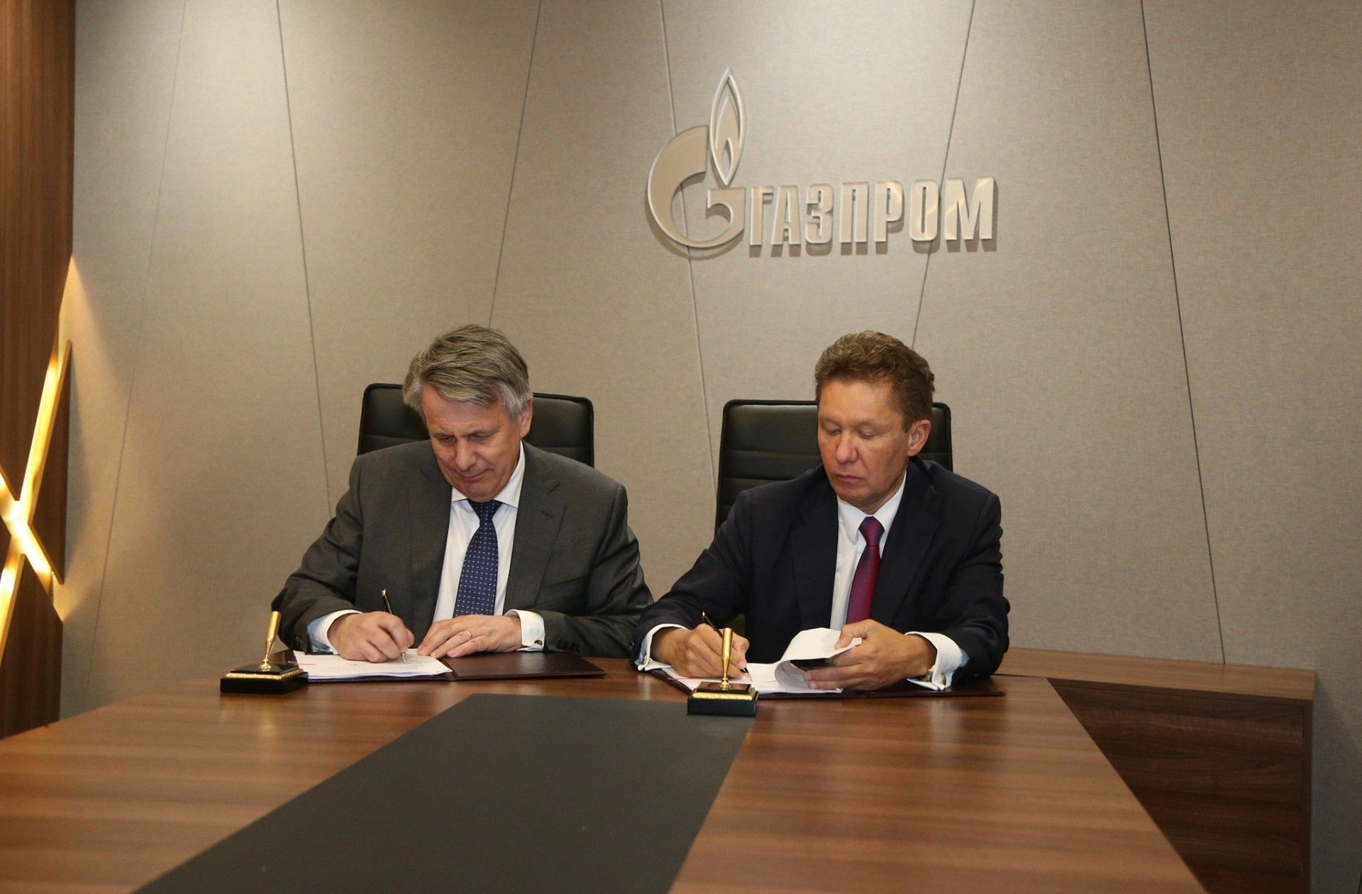 Dyrektor zarządzający  Shell Ben van Berden i prezes Gazprom Aleksiej Miller. Fot. Gazprom.ru