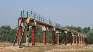 Rurociąg Przyjaźń nad rzeką Stryj we wsi Rozhurcze w rejonie stryjskim obwodu lwowskiego na Ukrainie. Fot. Wikipedia