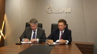 Dyrektor zarządzający  Shell Ben van Berden i prezes Gazprom Aleksiej Miller. Fot. Gazprom.ru