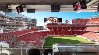 FBI przestrzega też, by nie wykorzystywać na stadionie smartfonów do dokonywania płatności, a używać raczej gotówki. (fot. Stadium, Santa Clara, California)