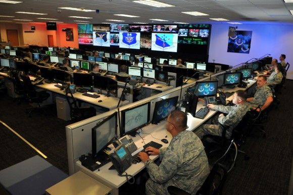 Poszczególne rodzaje sił zbrojnych Stanów Zjednoczonych rozbudowują jednostki, przeznaczone do działań w cyberprzestrzeni. Dotyczy to m.in. US Army i USAF (na zdjęciu). Fot. William Belcher/USAF.