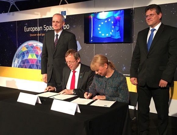 Podpisanie deklaracji UE/ESA przez dyrektora generalnego agencji Jana Woerner i unijną komisarz Elżbietę Bieńkowską, fot. ESA