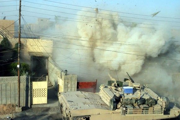 Czołgi M-1 Abrams w czasie II bitwy o Al-Falludżę miały problemy z wyszukiwaniem celów z powodu silnego zadymienia. Drony mogłyby rozwiązać ten problem – fot. Department of Defense