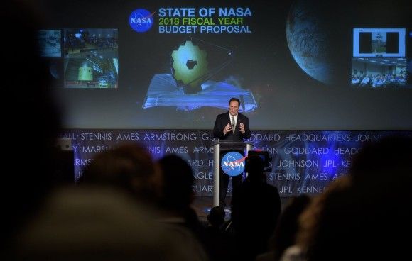 P. o. administratora NASA Robert Lightfoot omawia propozycję budżetu Agencji na rok 2018. Fot. NASA/Bill Ingalls via flickr.com