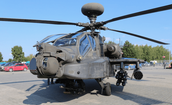Amerykański śmigłowiec AH-64 Apache wraz z radarem Longbow prezentowany na MSPO w 2016 r. Fot. Defence24.pl