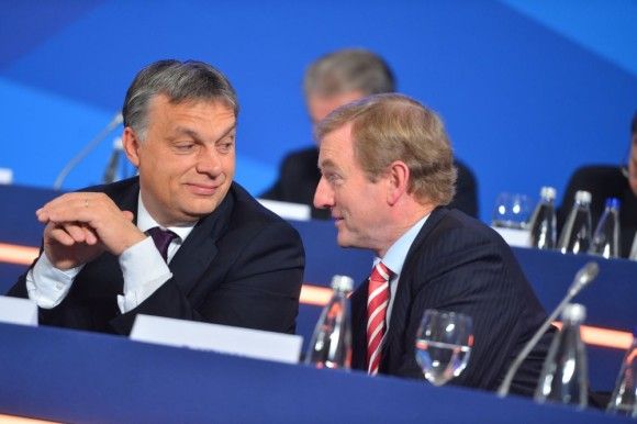 "Dzięki nagłośnieniu "gazowych rozmów" z prezydentem Azerbejdżanu premier Węgier z gracją uderza w UE podkreślając, że zaangażowanie Budapesztu w budowę South Stream wynika przede wszystkim z tego, że Bruksela niewystarczająco angażuje się w dywersyfikację dostaw gazu do Europy Środkowej". Fot. Flickr/European People's Party/CC3.0