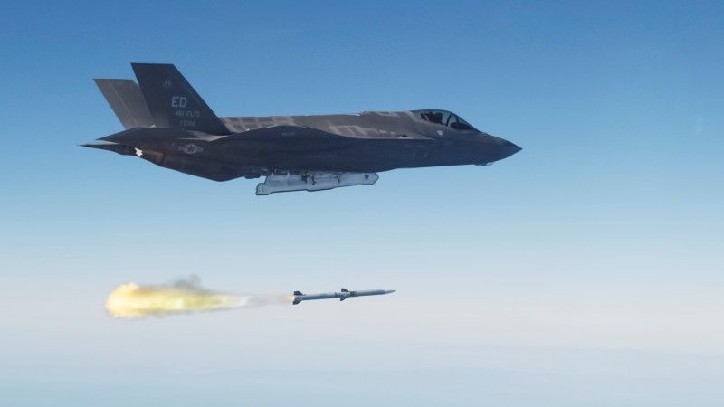 Automatyczne cięcia mogą ograniczyć zakupy samolotów F-35A i pocisków powietrze – powietrze AIM-120 AMRAAM.Fot. US Navy/Lockheed Martin/Paul Weatherman