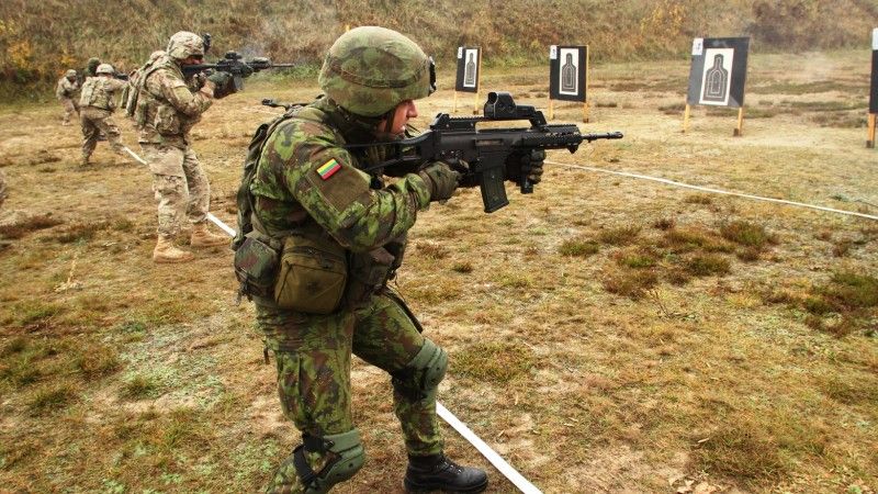 Litwa przekazała Ukrainie elementy uzbrojenia. Na zdjęciu ćwiczenia z udziałem sił zbrojnych Litwy i Stanów Zjednoczonych. Staff Sgt. Keith Anderson/US Army.